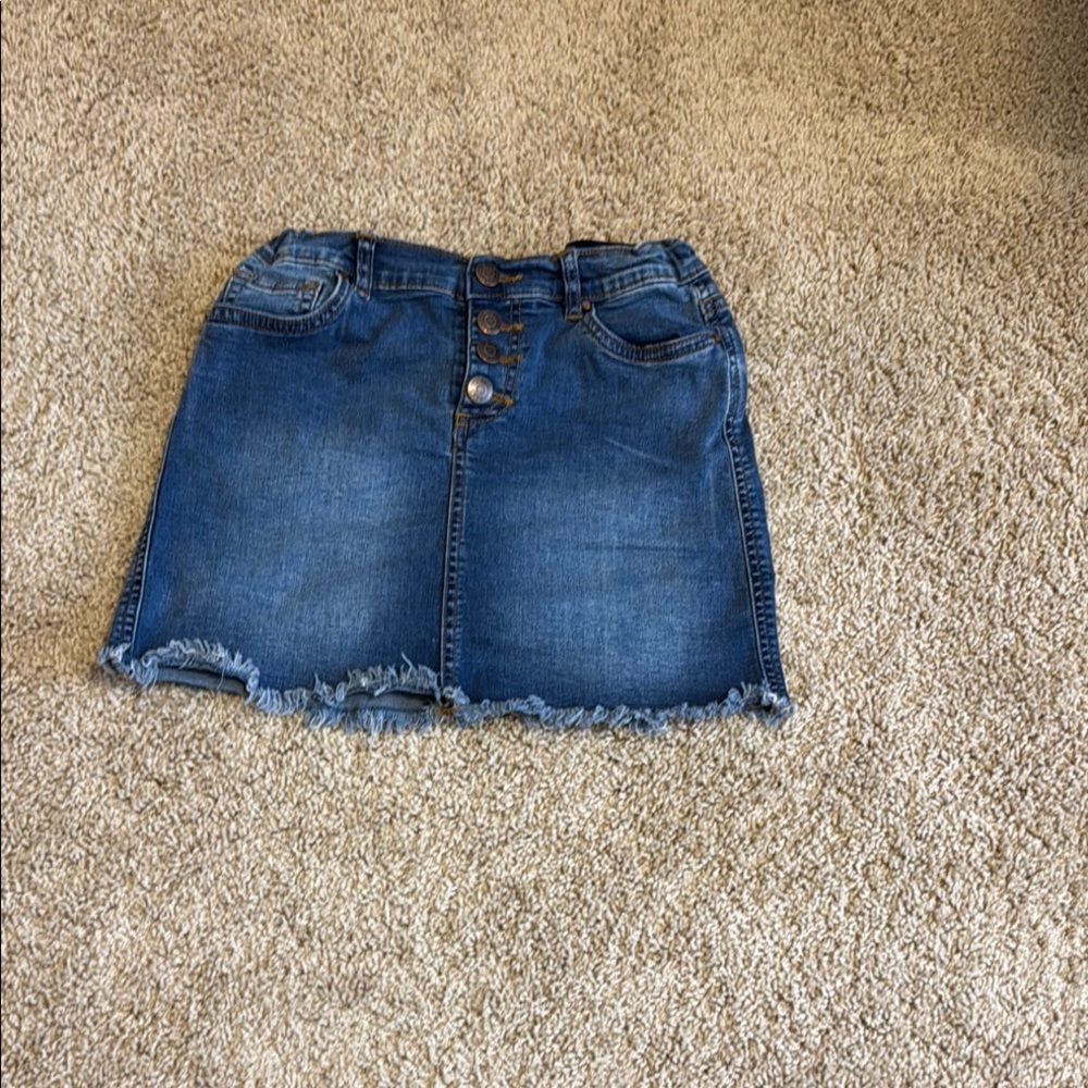 Chic Blue Denim Skirt with Frayed Hem